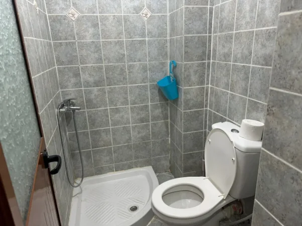 Tirane, jepet me qera garsonier 1+1 Kati 3, 38 m² 300 € (tek tregu elektrik Tirane)