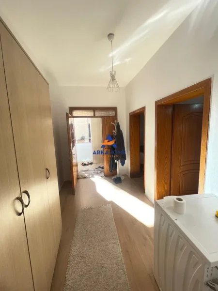 Tirane, jepet me qera apartament 2+1+Ballkon Kati 1, 90 m² 537 € 