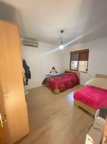 Tirane, jepet me qera apartament 2+1+Ballkon Kati 1, 90 m² 537 € 