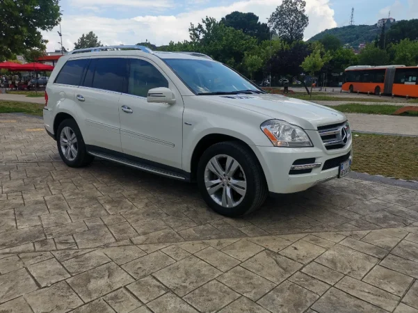 Tirane, shitet SUV Mercedes GL 350 Nafte, e bardhë automatik Klima 175.000 km 13.500 €