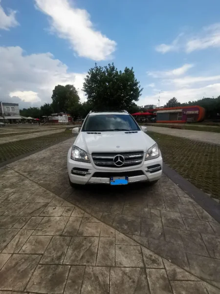Tirane, shitet SUV Mercedes GL 350 Nafte, e bardhë automatik Klima 175.000 km 13.500 €