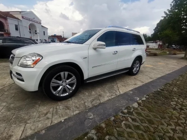 Tirane, shitet SUV Mercedes GL 350 Nafte, e bardhë automatik Klima 175.000 km 13.500 €