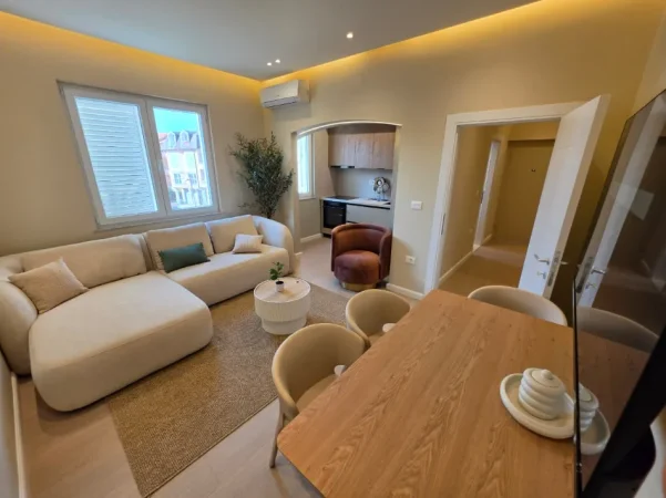Tirane, jepet me qera apartament 2+1+Aneks+Ballkon Kati 3, 100 m² 700 € (brryli)