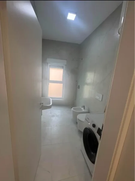 Tirane,  jepet me qira apartament 1+1 Kati 3, 75 m² (kompleksi mangalem)
