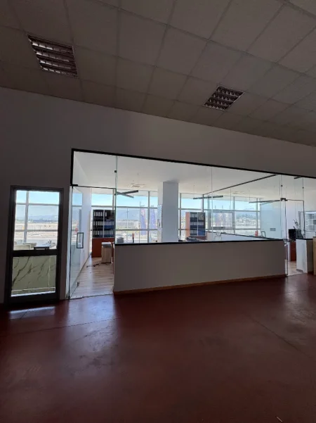 Tirane, jepet me qera magazine Kati 0, 1.000 m² 4.000 € 