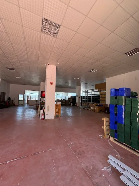 Tirane, jepet me qera magazine Kati 0, 1.000 m² 4.000 € 