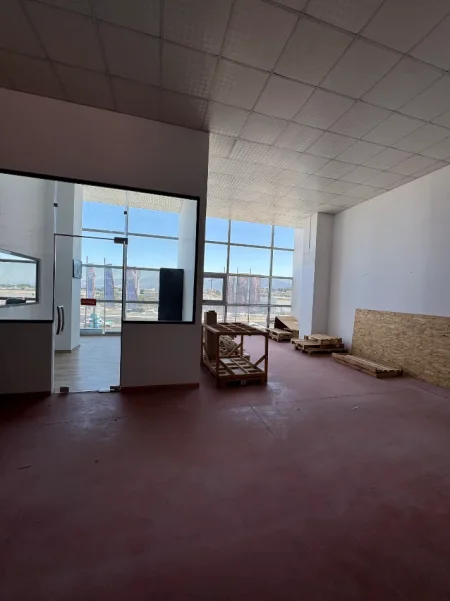 Tirane, jepet me qera magazine Kati 0, 1.000 m² 4.000 € 