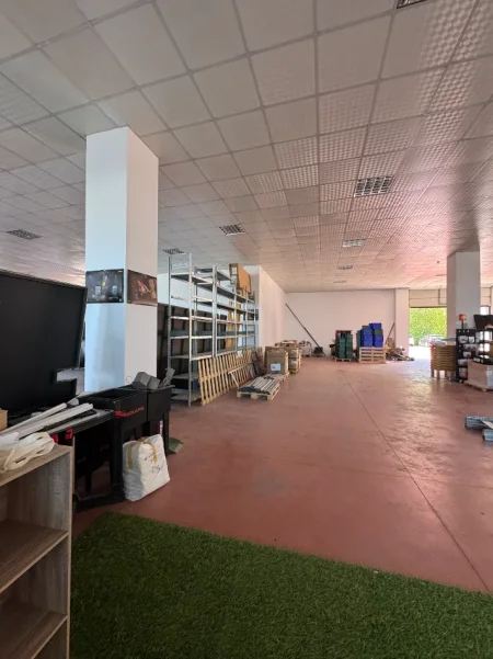 Tirane, jepet me qera magazine Kati 0, 1.000 m² 4.000 € 