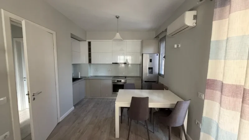 Tirane, jepet me qera apartament 2+1 Kati 4, 80 m² 650 € (Liqeni thate)