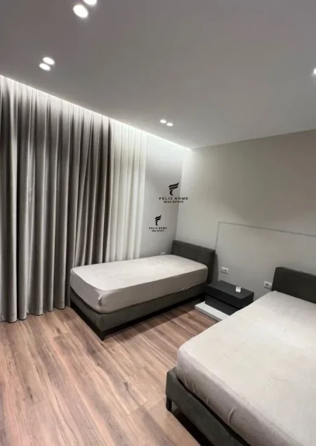 Tirane, jepet me qera apartament 2+1 Kati 7, 84 m² 700 € (ISH FUSHA E AVIACIONIT)