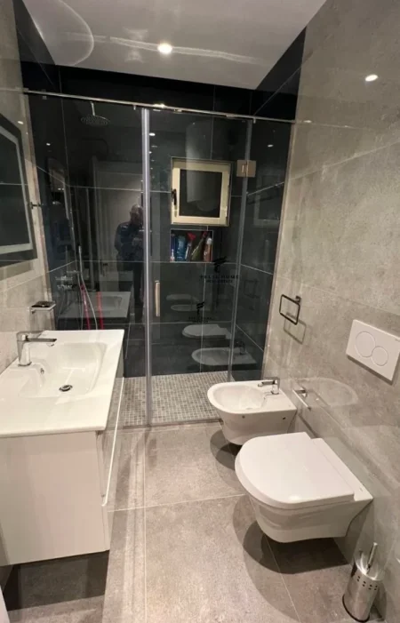 Tirane, jepet me qera apartament 2+1 Kati 7, 84 m² 700 € (ISH FUSHA E AVIACIONIT)