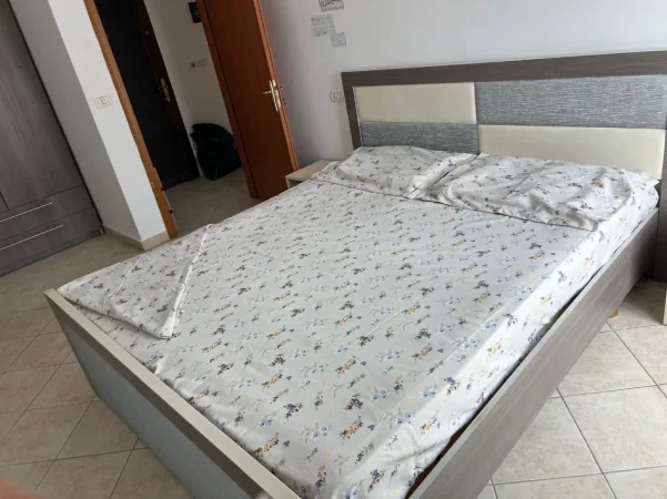 Tirane, jepet me qera apartament 2+1+Ballkon Kati 3, 90 m² 650 € (Rruga Jordan Misja)