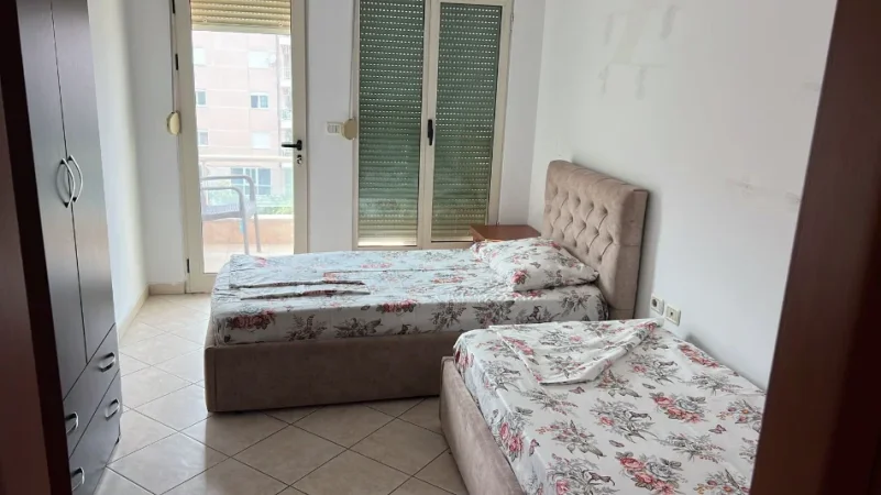 Tirane, jepet me qera apartament 2+1+Ballkon Kati 3, 90 m² 650 € (Rruga Jordan Misja)