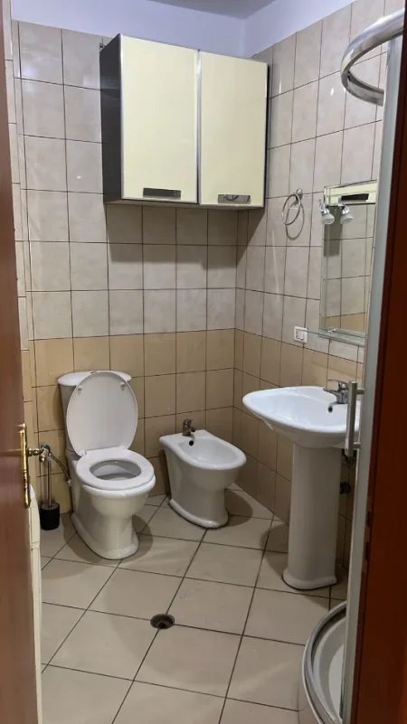 Tirane, jepet me qera apartament 2+1+Ballkon Kati 3, 90 m² 650 € (Rruga Jordan Misja)