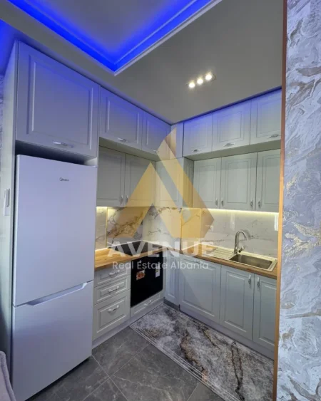 Tirane, jepet me qera apartament 1+1+Ballkon Kati 8, 70 m² 500 € (rruga gryka e kacanikut)