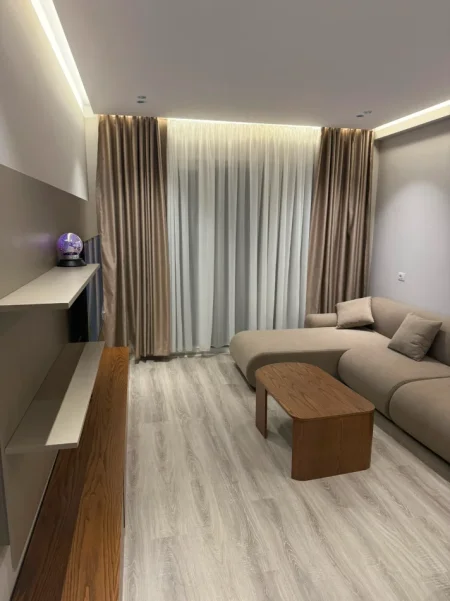 Tirane, jepet me qera apartament 1+1 Kati 4, 75 m² 700 € (LAPRAKE)