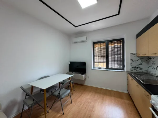 Tirane, jepet me qera apartament 1+1 Kati 3, 45 m² 550 € (Rruga e Durresit)