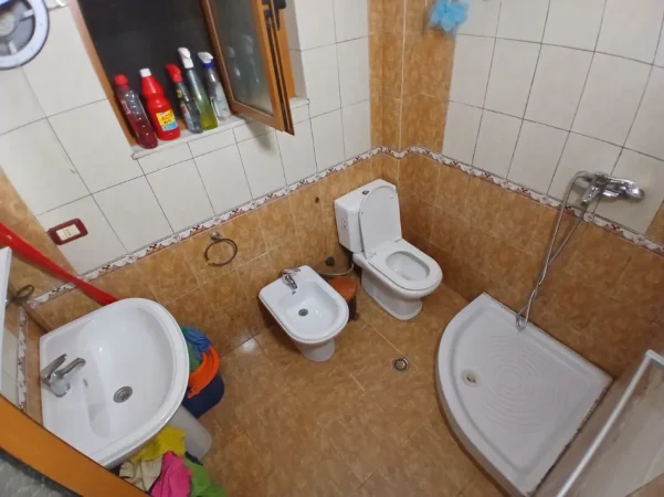 Tirane, jepet me qera apartament 2+1 Kati 1, 90 m² 400 € (Ali Dem ne rrugen Idriz Dollaku)