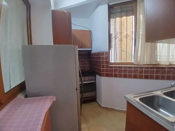 Tirane, jepet me qera apartament 2+1 Kati 1, 90 m² 400 € (Ali Dem ne rrugen Idriz Dollaku)