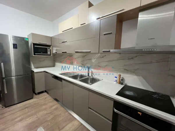 Tirane, jepet me qera apartament 2+1+Ballkon Kati 12, 100 m² 700 € (Rruga Asim Vokshi, Kompleksi Panorama)