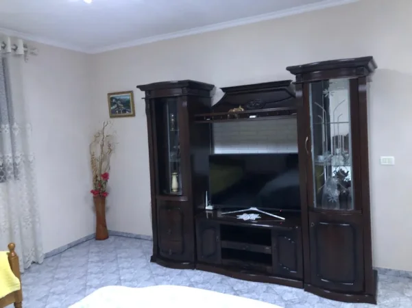 Tirane, jepet me qera shtepi 1+1 Kati 1, 300 € (Institut, pranë Fafa Institut)