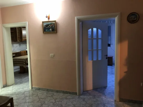 Tirane, jepet me qera shtepi 1+1 Kati 1, 300 € (Institut, pranë Fafa Institut)