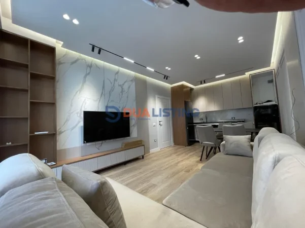 Tirane, jepet me qera apartament 1+1 , 950 € (Liqeni i Thate)