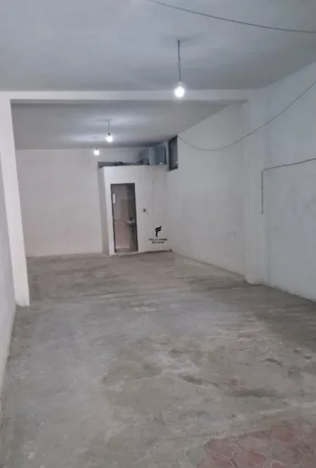 Tirane, jepet me qera magazine Kati 0, 160 m² 600 € (SELITE)
