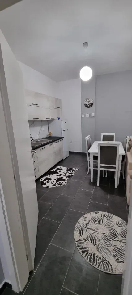 Tirane, jepet me qera apartament 1+1 Kati 2, 70 m² 350 € (Fresku)