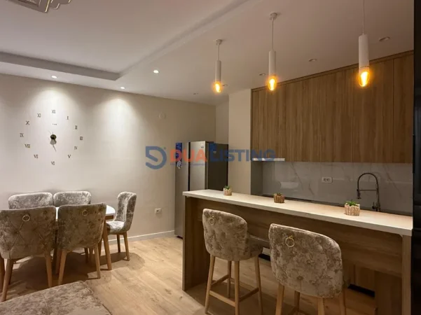 Tirane, jepet me qera apartament 2+1 , 800 € (Liqeni i Thate)
