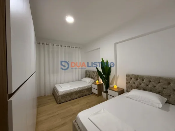 Tirane, jepet me qera apartament 2+1 , 800 € (Liqeni i Thate)