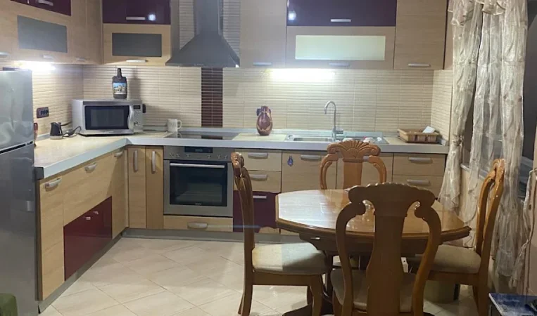 Tirane, jepet me qera Vile 1+1 , 80 m² 500 €