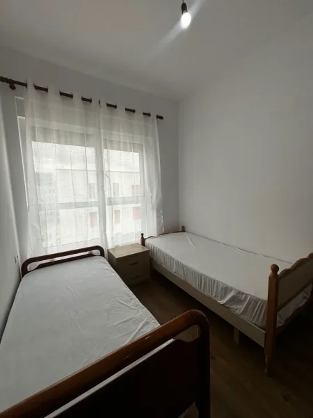 Tirane, jepet me qera apartament 2+1 , 111 m² 450 € (Ali Demi)
