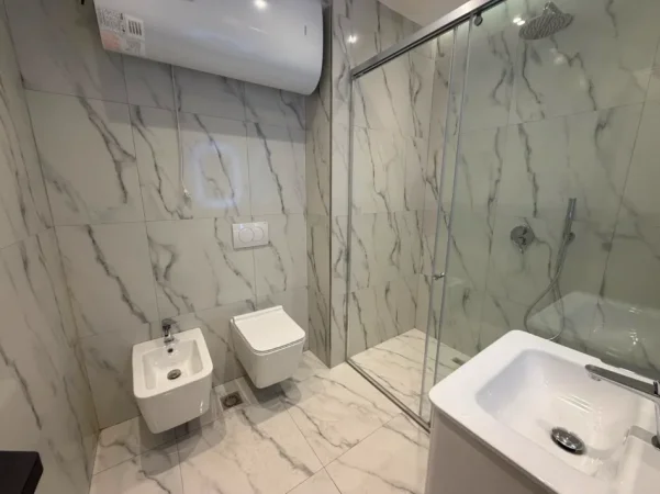 Tirane, jepet me qera apartament 1+1+Ballkon Kati 1, 67 m² 650 € (Bulevardi i Ri)