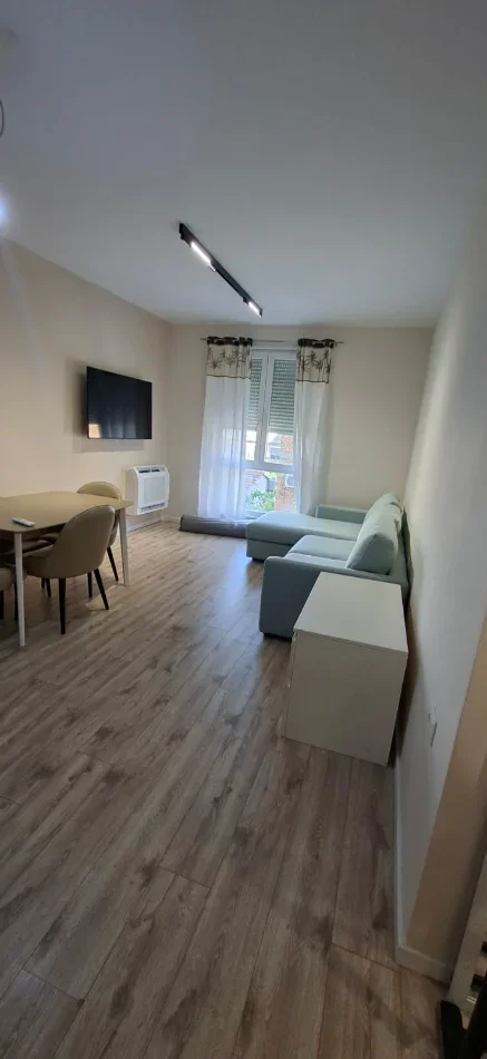 Tirane, jepet me qera apartament 1+1 Kati 2, 