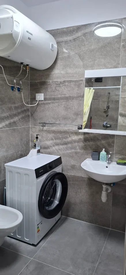 Tirane, jepet me qera apartament 1+1 Kati 2, 