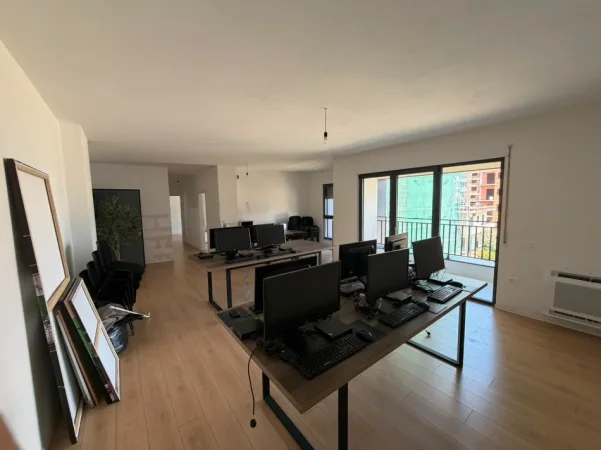 Tirane, jepet me qera zyre Kati 2, 122 m² 1.500 € (JORDAN MISJA)