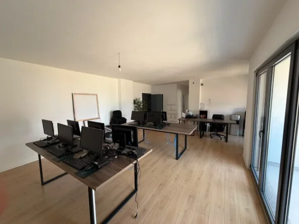 Tirane, jepet me qera zyre Kati 2, 122 m² 1.500 € (JORDAN MISJA)