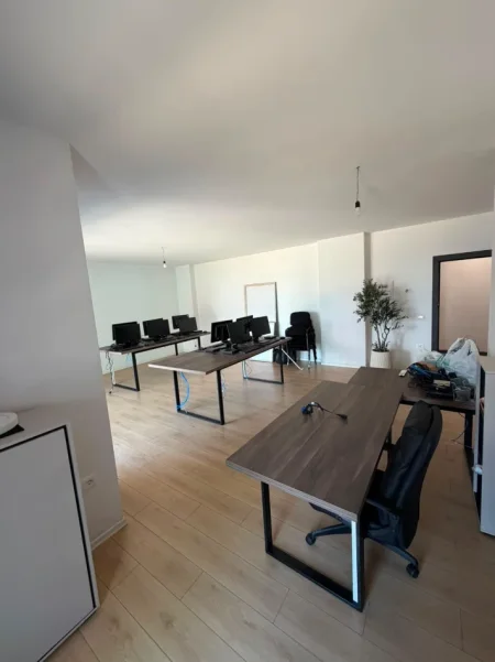 Tirane, jepet me qera zyre Kati 2, 122 m² 1.500 € (JORDAN MISJA)