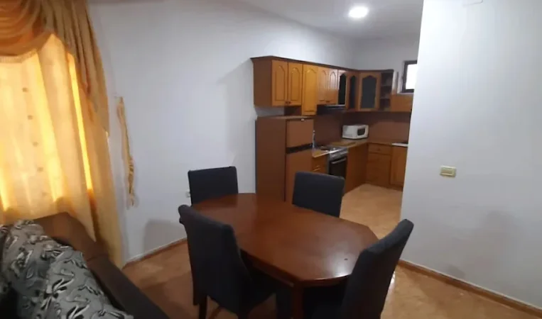 Tirane, jepet me qera Vile 1+1 , 65 m² 400 €