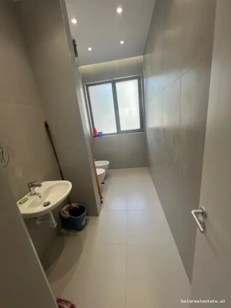 Tirane, jepet me qera Vile Vile 2 Katshe Kati 2, 402 m² 2.800 € (Hiqmet Buzi)