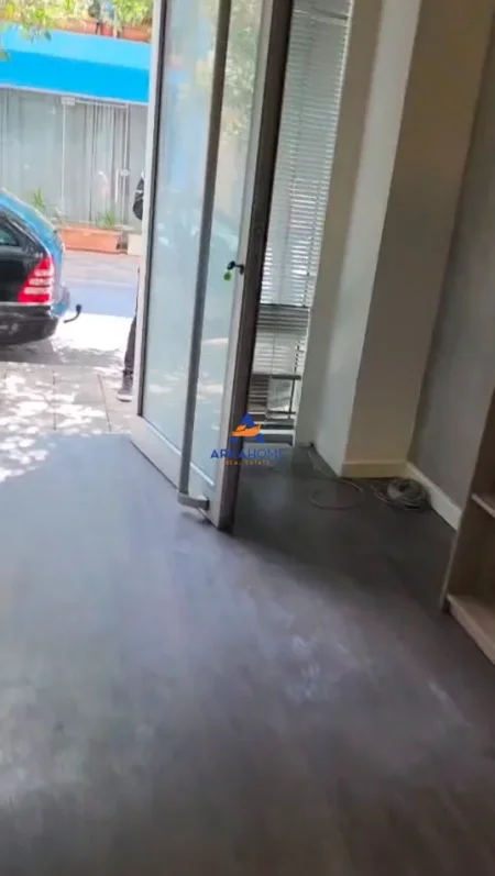 Tirane, jepet me qera ambjent biznesi Kati 0, 30 m² 590 € 