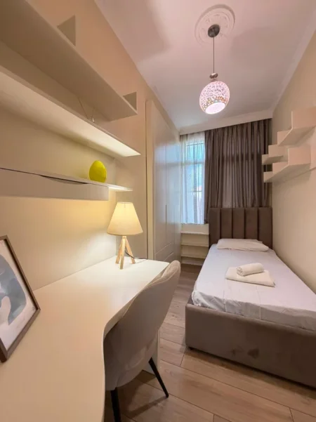 Tirane, jepet me qera apartament 3+1 Kati 3, 105 m² 1.100 € (Ish-Ekspozita)