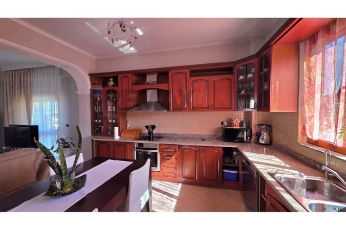 Vlore, shitet apartament 3+1+Aneks+Ballkon Kati 5, 170 m² 237.000 € (Rruga Dush Strati, pranë Zjarrfikëses)