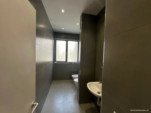 Tirane, jepet me qera Vile Vile 2 Katshe , 402 m² 2.800 € (Hiqmet Buzi)