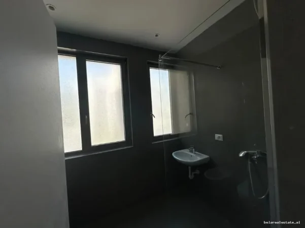 Tirane, jepet me qera Vile Vile 2 Katshe , 402 m² 2.800 € (Hiqmet Buzi)