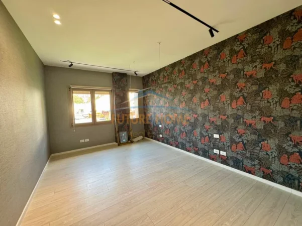 Tirane, jepet me qera ambjent biznesi Kati 3, 118 m² 2.000 € (Prane Qendres Tregtare COIN)