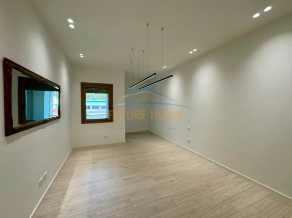 Tirane, jepet me qera ambjent biznesi Kati 3, 118 m² 2.000 € (Prane Qendres Tregtare COIN)