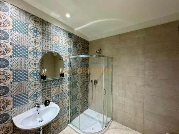 Tirane, jepet me qera ambjent biznesi Kati 3, 118 m² 2.000 € (Prane Qendres Tregtare COIN)