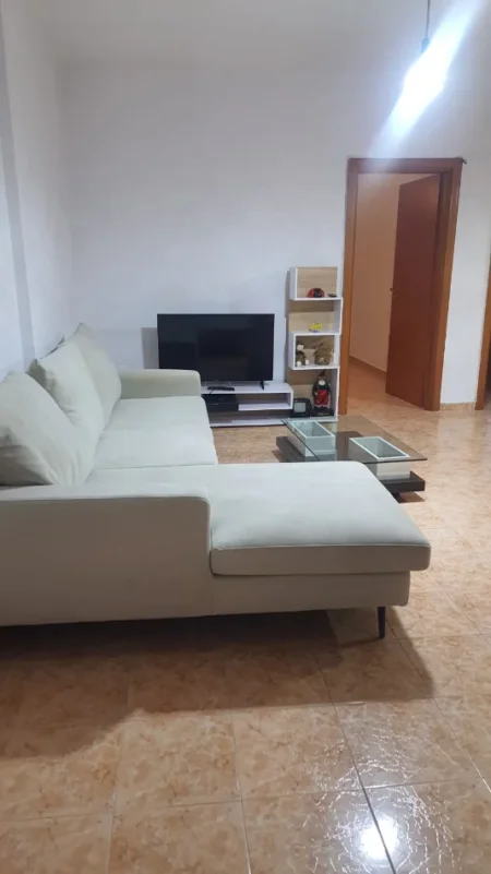 Tirane, jepet me qera apartament 2+1+Aneks+Ballkon Kati 9, 550 € (zogu i zi)